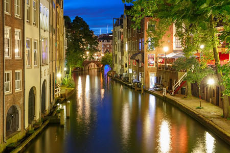 CanalOudegracht晚上蓝色时分彩照明荷兰乌得勒支图片