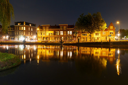 荷兰Delft的夜运河和典型杜尚人住宅及其反射图片