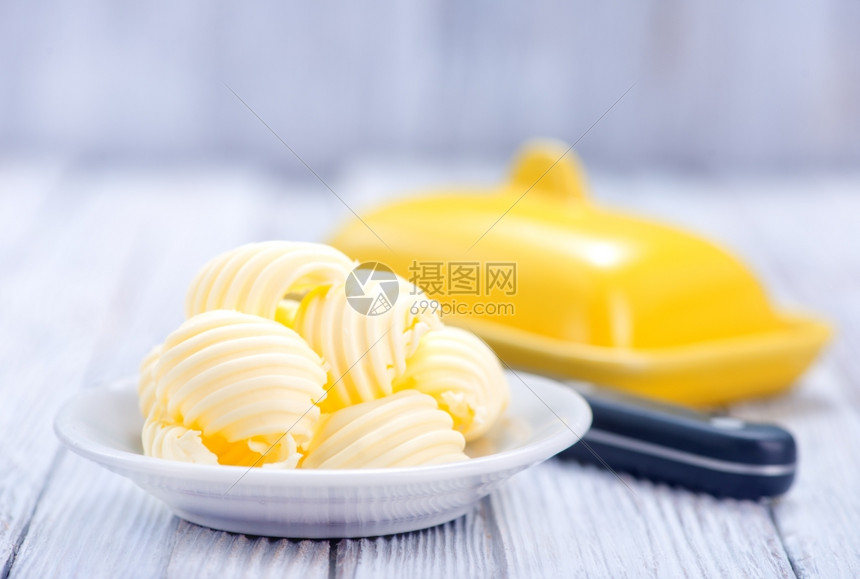 黄色饭盒背景的黄油图片