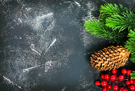 餐桌上的圣诞装饰锥形和树枝图片