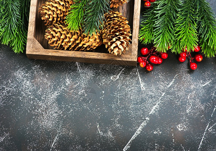 餐桌上的圣诞装饰锥形和树枝图片