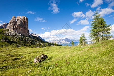 夏季山全景意大利阿尔卑斯山图片