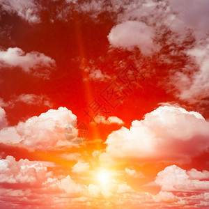 天空中明亮的红日出图片