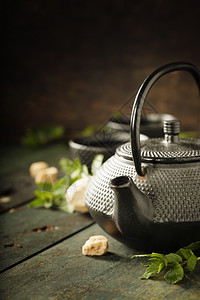 日本茶壶和木面有薄荷茶的日本壶和杯图片