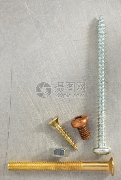 金属背景纹理的螺栓钉和坚果工具图片