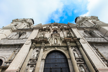 日落时利马的Basilica大教堂是位于秘鲁利马广场市长的罗马天主教堂图片