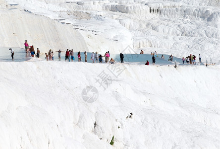 土耳其帕穆卡莱Pamukkale2015年8月4日205年8月4日PamukkaleTravertin游泳池和露台的旅游者Pam图片