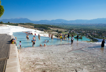 土耳其帕穆卡莱Pamukkale2015年8月4日205年8月4日PamukkaleTravertin游泳池和露台的旅游者Pam图片