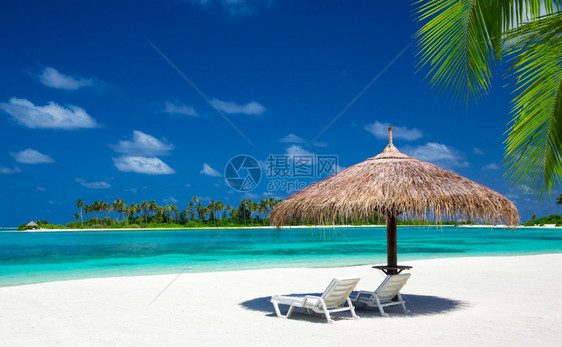马尔代夫的热带海滩蓝色环礁湖图片