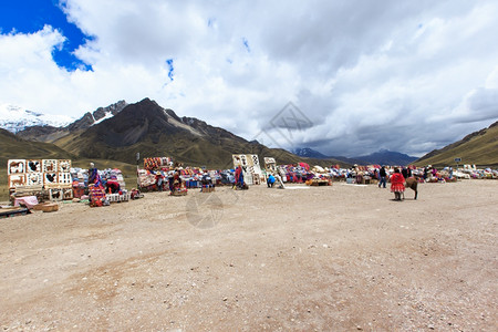 秘鲁2015年9月6日秘鲁在西库阿尼附近拉亚通道出售传统当地纺织品的不明身份妇女图片