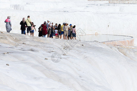 土耳其帕穆卡莱Pamukkale2015年8月4日205年8月4日PamukkaleTravertin游泳池和露台的旅游者Pam图片