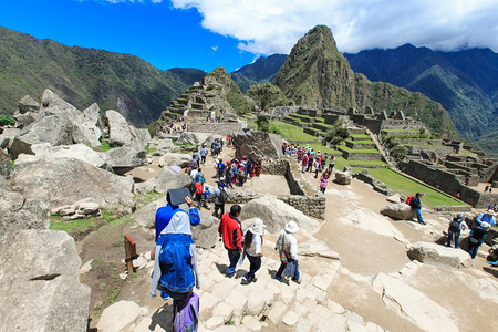 MACHUPICCHU1205年月日游客在MachuPicchu的MachuPicchu站点行走图片