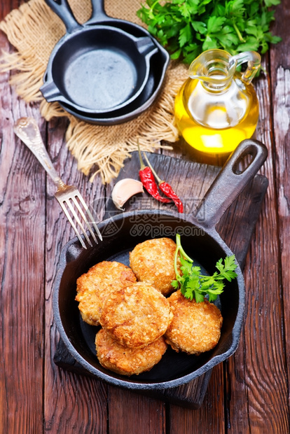 配有香料和新鲜绿菜的鸡小肉图片