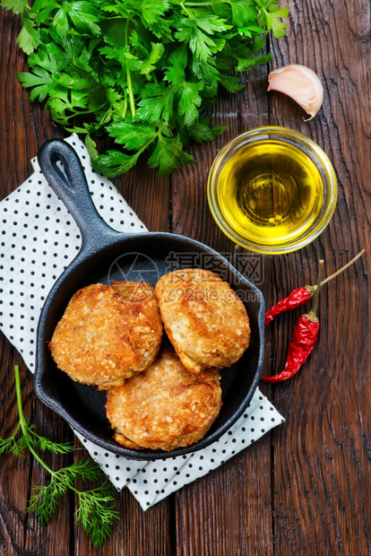 配有香料和新鲜绿菜的鸡小肉图片