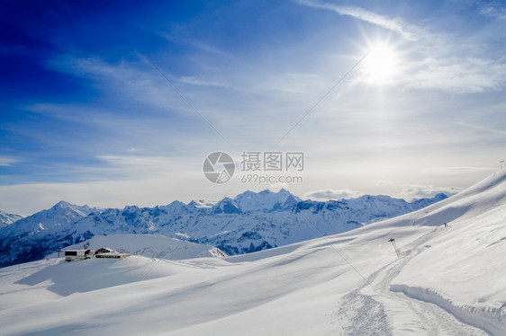 冬季雪覆盖了欧洲的山峰阿尔卑斯冬地景观图片