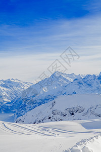 冬季雪覆盖了欧洲的山峰阿尔卑斯冬地景观图片