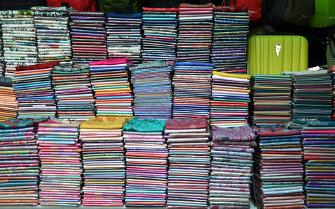 Kroma或kramascarf棉布在柬埔寨Siemseaseangkor市场销售柬埔寨纺织品是旅行者非常受欢迎的纪念品图片