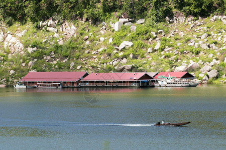 漂浮在水面的木筏和泰国长尾船图像图片