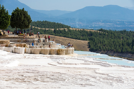 土耳其帕穆卡莱Pamukkale2015年8月4日205年8月4日PamukkaleTravertin游泳池和露台的旅游者Pam图片