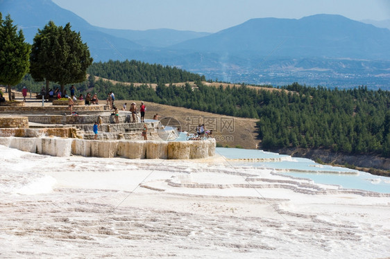 土耳其帕穆卡莱Pamukkale2015年8月4日205年8月4日PamukkaleTravertin游泳池和露台的旅游者Pam图片