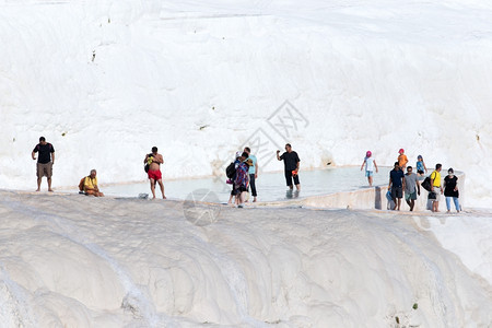 土耳其帕穆卡莱Pamukkale2015年8月4日205年8月4日PamukkaleTravertin游泳池和露台的旅游者Pam图片