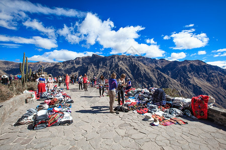 CabanACONDEPerU2015年月日不明身份的妇女在CruzDelCondor的观点下出售纪念品图片