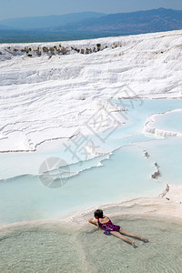 土耳其帕穆卡莱Pamukkale2015年8月4日205年8月4日PamukkaleTravertin游泳池和露台的旅游者Pam图片