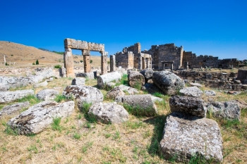 土耳其Pamukkale的希拉波利斯古老的废墟图片