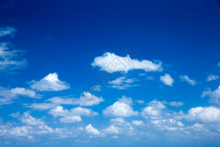 清蓝天空背景上的云图片