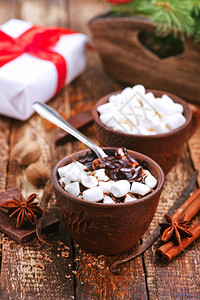 陶瓷碗里的热巧克力加了棉花糖图片