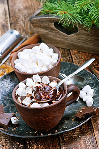 陶瓷碗里的热巧克力加了棉花糖图片