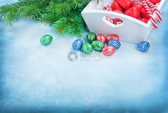 餐桌上的圣诞糖果巧克力和圣诞节装饰图片