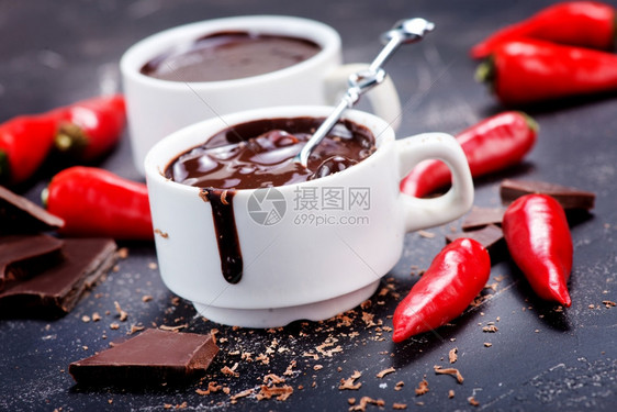 热巧克力和红胡椒在杯子里图片