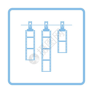 照片胶用衣物在绳子上烘干蓝色框架设计矢量插图图片