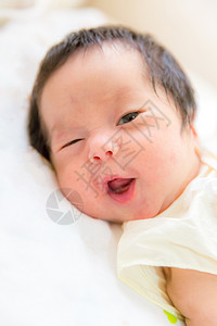 美丽笑的新生儿可爱宝图片