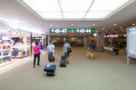 机场终点站旅客的模糊背景图片