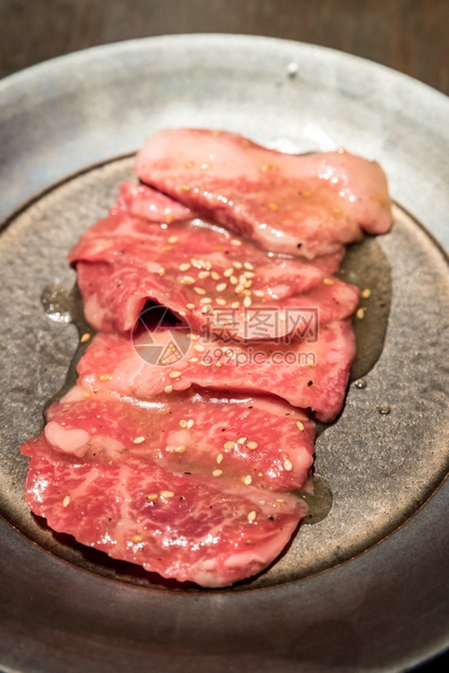 盘子里的生肉片图片