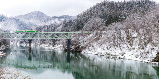 冬季风雪列车桥全景下雪图片