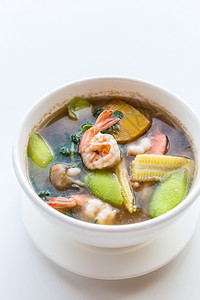 白色背景的泰国辣椒混合蔬菜和大虾汤图片