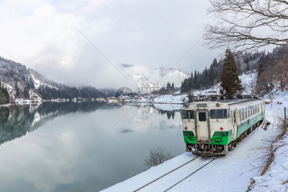 冬季风雪和湖边村庄培训图片