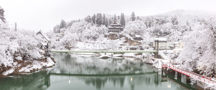 日本全景带湖和村的冬季大草原图片