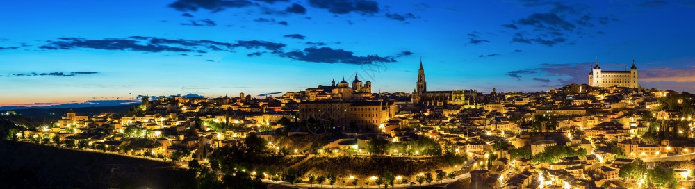 托莱多市风景全与阿尔卡扎Alcazar在西班牙马德里黄昏拍摄图片