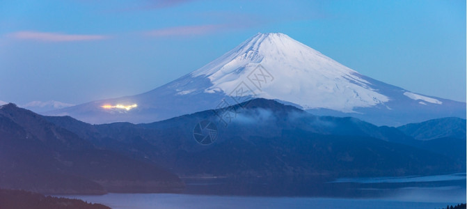 冬天的藤山日出在哈康湖图片