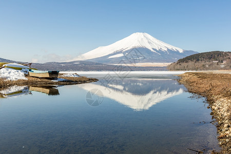 在日本冬季雪反射IcedYamanaka湖的藤冬山图片