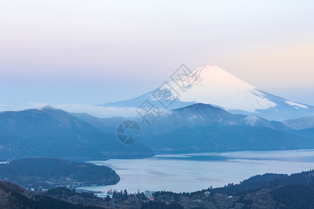 冬天的藤山日出在哈康湖图片