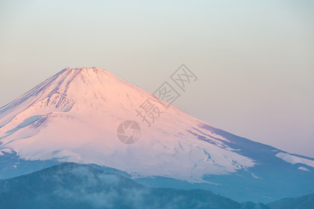 冬天的藤山日出在哈康湖图片