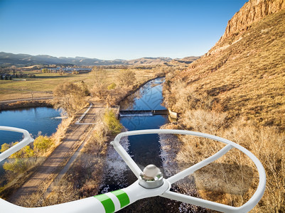 飞越科罗拉多农村的无人驾驶飞机图片