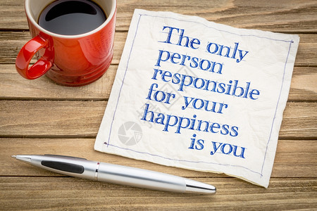 唯一负责你幸福的人就是在餐巾纸上写有灵感的笔迹加上一杯咖啡图片