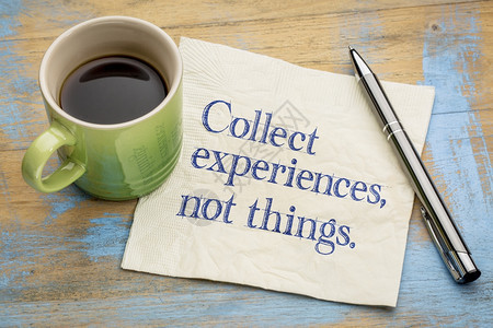 收集经验而不是收集东西用咖啡杯在餐巾纸上的灵感之词图片