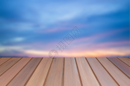 含有日落背景的空桌顶木板对于产品显示图片